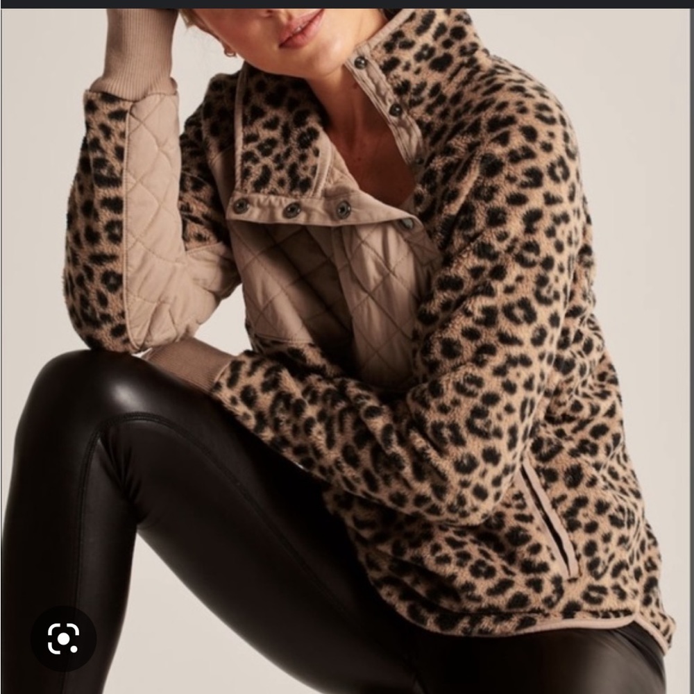 Abercrombie Asymmetrical snap up leopard print fleece